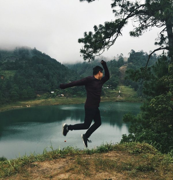 Peut-on louer une cabane en Laponie avec des excursions pour observer les aurores boréales et des cours de survie en milieu polaire?